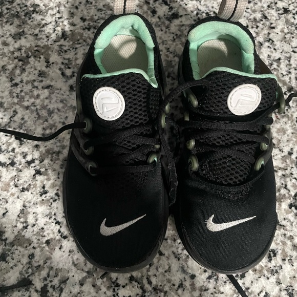 Nike - Picture 2 of 5